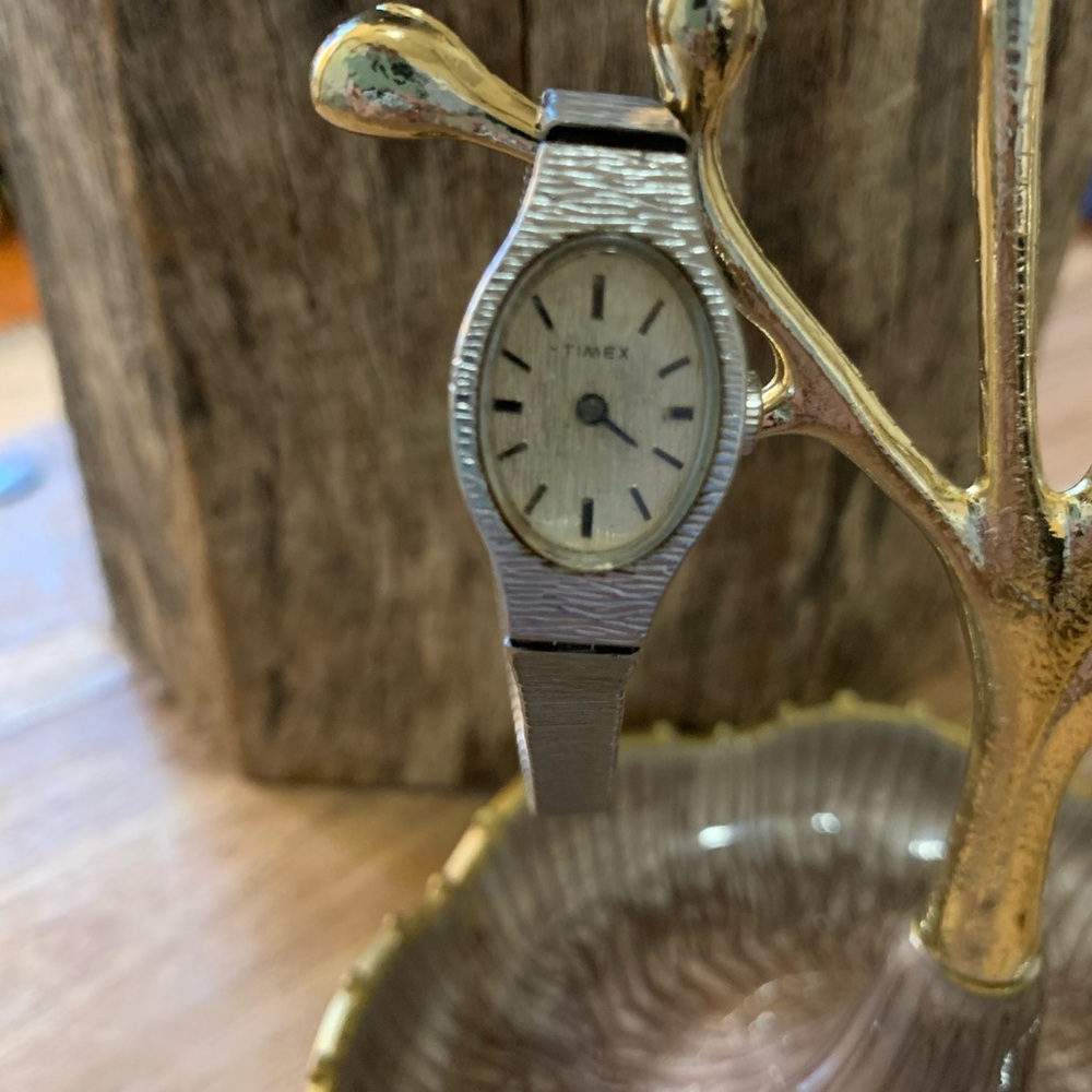 Vintage 1970s Timex Women’s Oval Wrist Watch